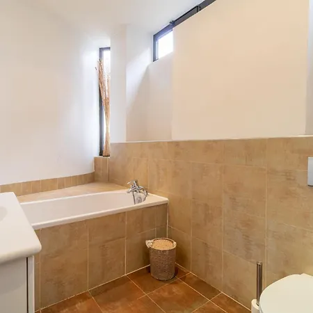 Comfortable Escape In The Heart Of דירה *